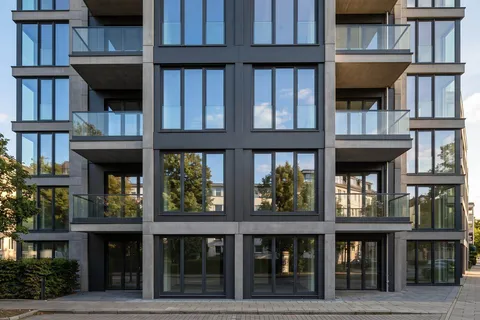Modern bina cephesinde alüminyum doğrama pencere ve balkon sistemleri