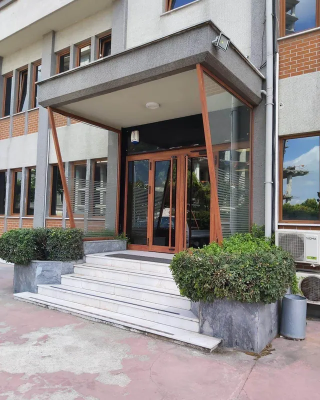 İşyeri giriş cephesinde ahşap tonlu alüminyum profil ve cam kapı uygulaması