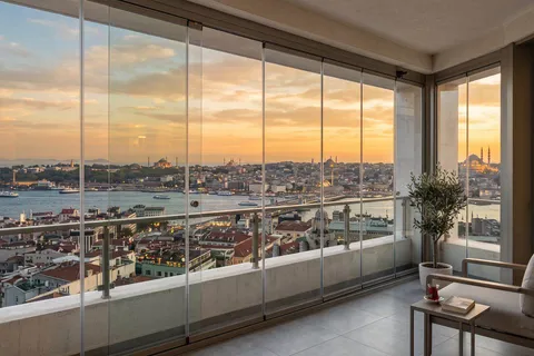 İstanbul Boğazı manzaralı, gün batımında sürme cam balkon sistemi uygulaması