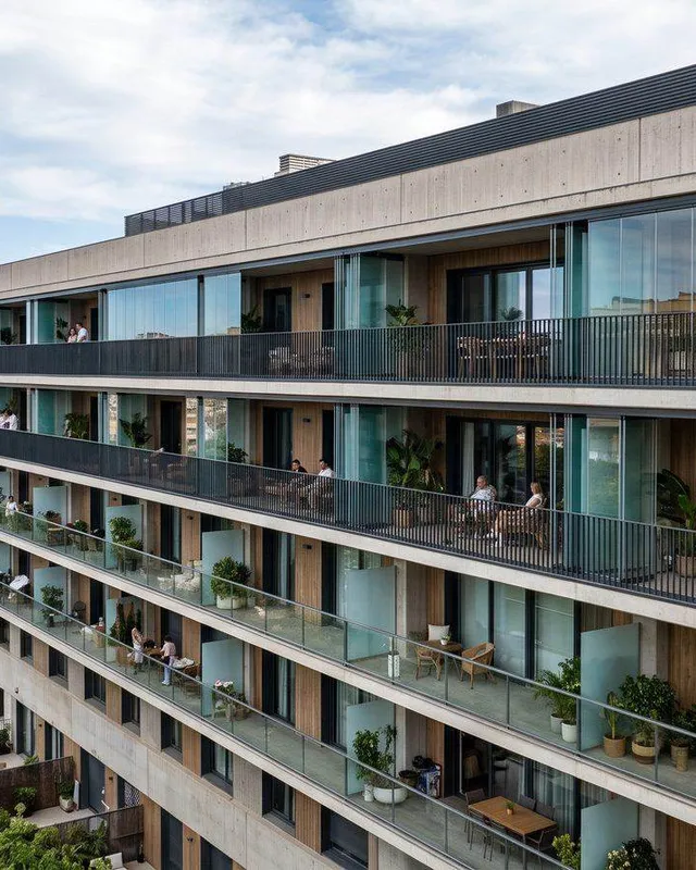 Modern bir binada açılabilir cam balkon sistemi uygulaması