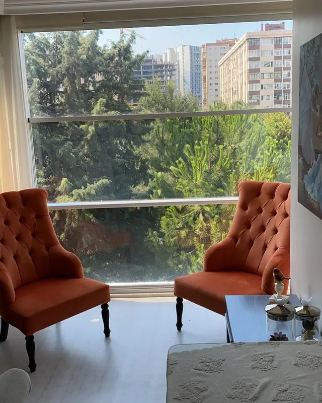 Giyotin cam balkon uygulaması, ağaç manzaralı iç mekan