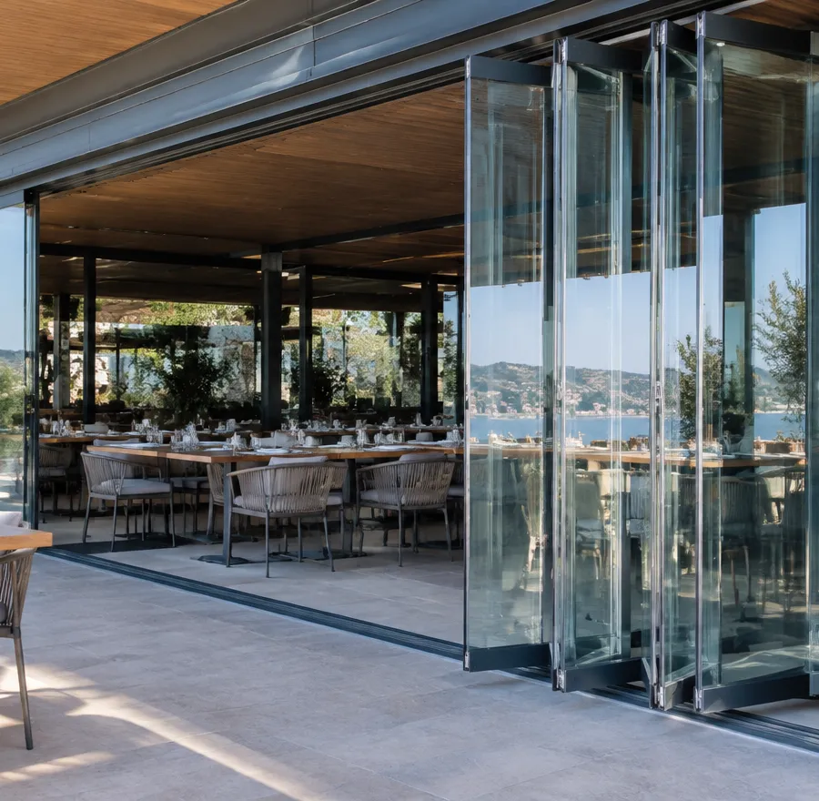 Restoran terasında katlanır cam duvar sistemi (Momentum) uygulaması, Boğaz manzaralı