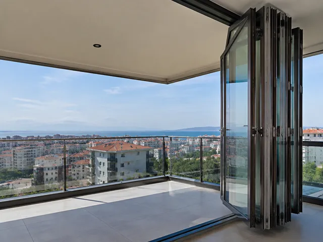 Katlanır cam balkon sistemi, panellerin köşede katlanarak toplandığı balkon uygulaması