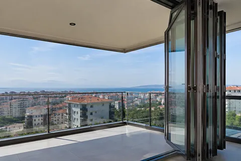 Katlanır cam balkon sistemi, panellerin köşede katlanarak toplandığı balkon uygulaması