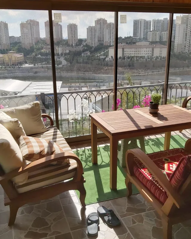 Ahşap detaylı kış bahçesi, şehir manzaralı oturma alanı