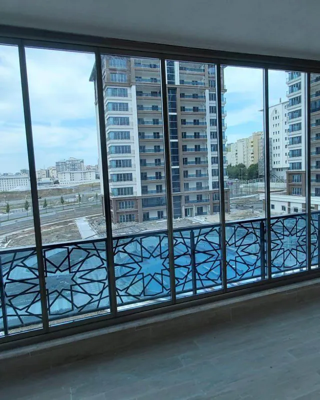 Geometrik desenli dekoratif korkuluk üzerine sürme cam balkon uygulaması, İstanbul