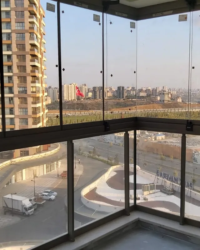 Tiara 08 serisi cam balkon uygulaması, şehir manzaralı yeni yapım konut