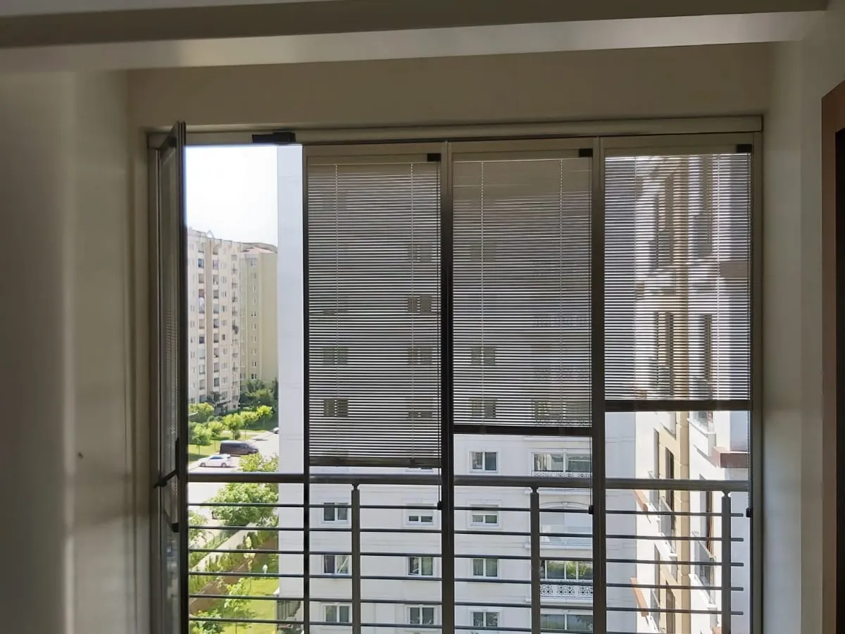 Zümrüt Evler projesinde uygulanan ısıcamlı Tiara Twinmax katlanır cam balkon sistemi