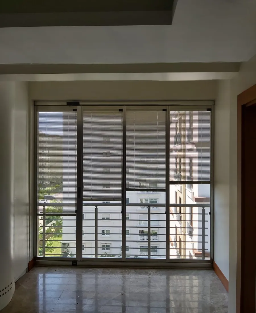 Zümrüt Evler projesinde Tiara Twinmax cam balkon montajı, geniş açı görünüm